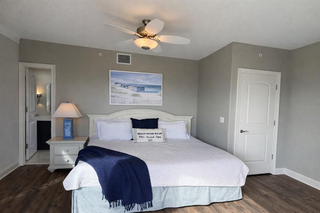 For Rent: $5,999 (3 beds, 3 baths, 2201 Square Feet)