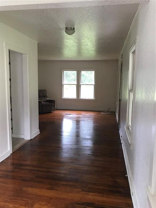 For Sale: $187,500 (2 beds, 1 baths, 920 Square Feet)