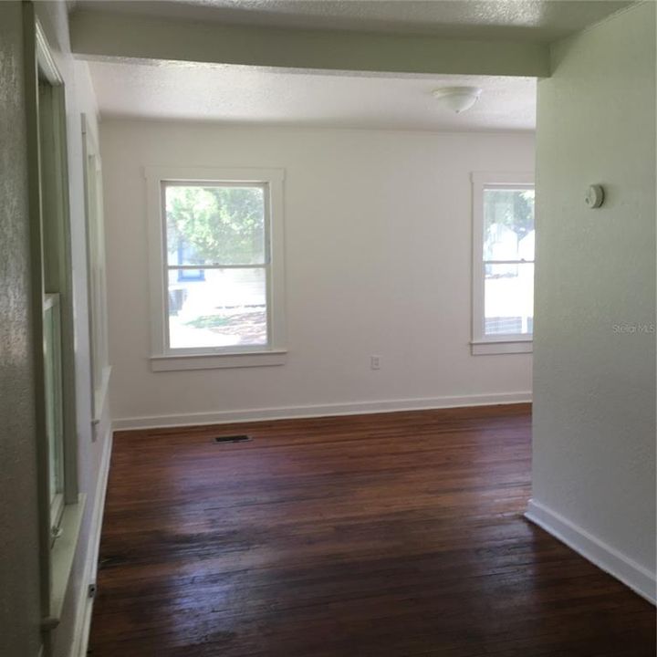 For Sale: $187,500 (2 beds, 1 baths, 920 Square Feet)