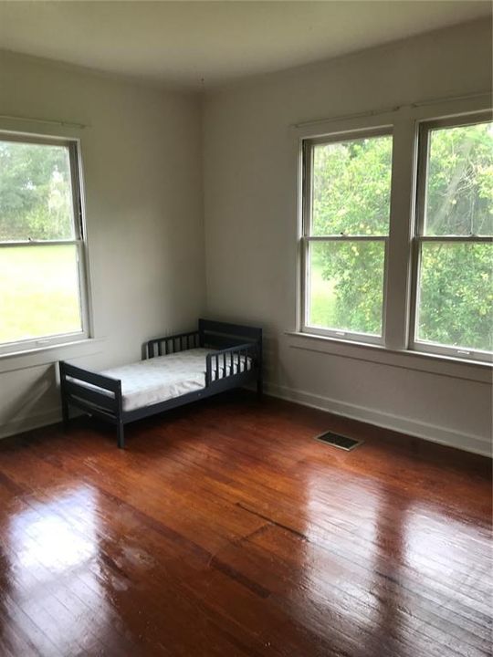 For Sale: $187,500 (2 beds, 1 baths, 920 Square Feet)