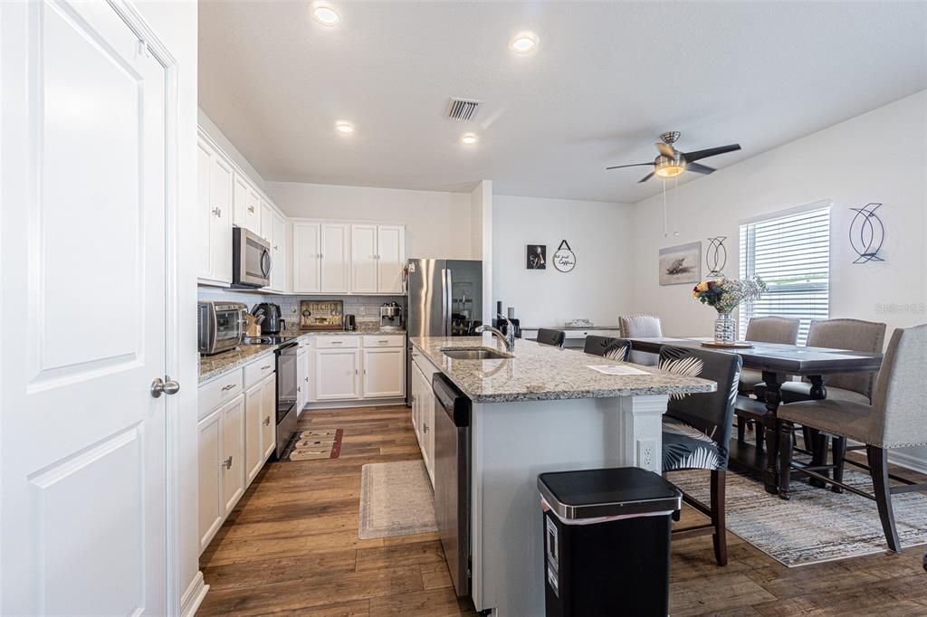 出租: $2,200 (5 贝兹, 3 浴室, 2268 平方英尺)