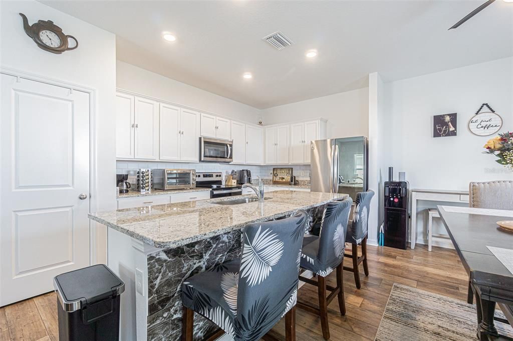 出租: $2,200 (5 贝兹, 3 浴室, 2268 平方英尺)