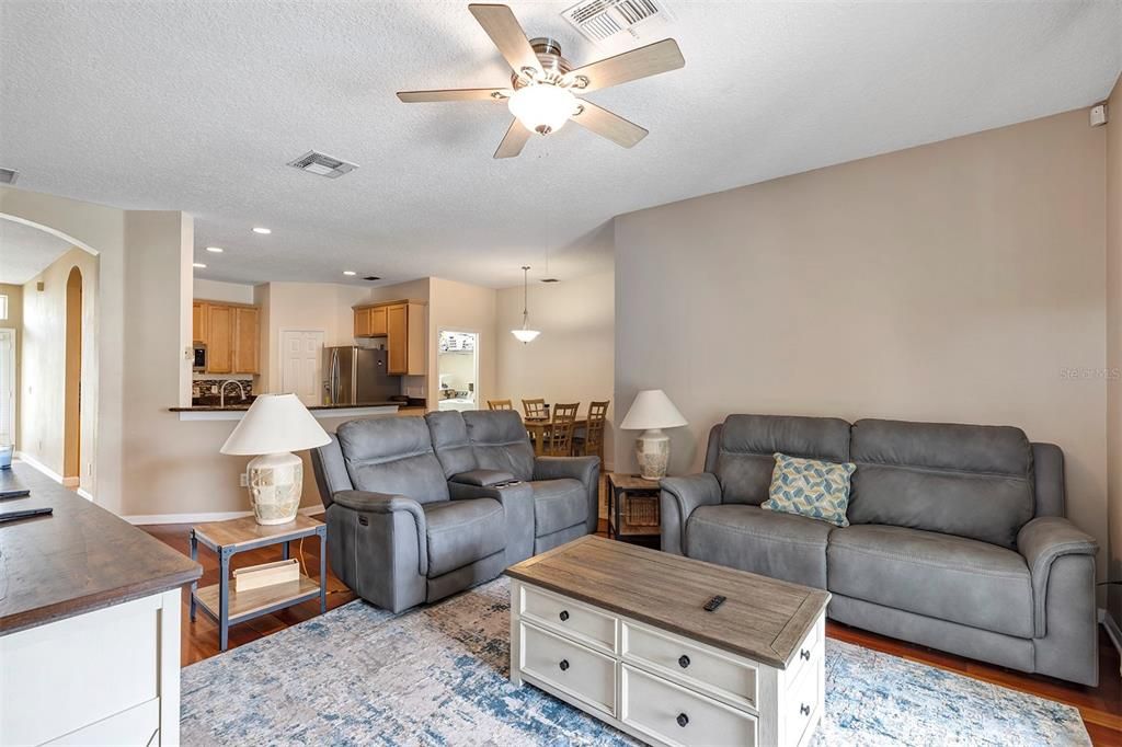 En Venta: $634,900 (5 camas, 3 baños, 2604 Pies cuadrados)