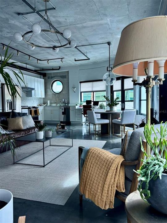 出租: $3,250 (1 贝兹, 1 浴室, 925 平方英尺)