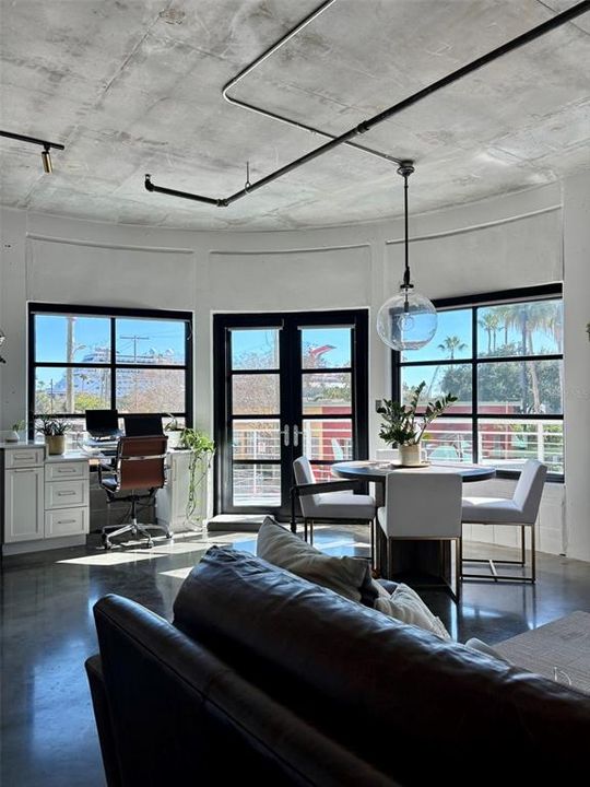 出租: $3,250 (1 贝兹, 1 浴室, 925 平方英尺)