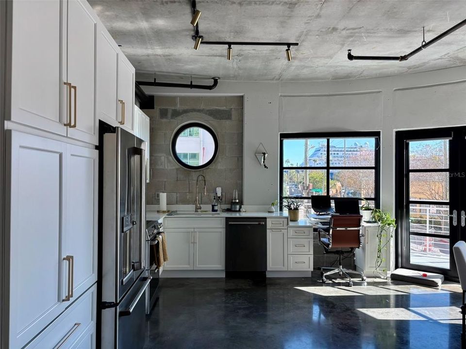 出租: $3,250 (1 贝兹, 1 浴室, 925 平方英尺)