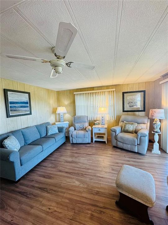 На продажу: $105,000 (2 спален, 2 ванн, 900 Квадратных фут)