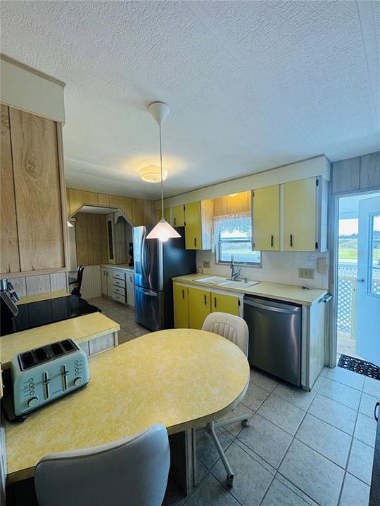 На продажу: $105,000 (2 спален, 2 ванн, 900 Квадратных фут)