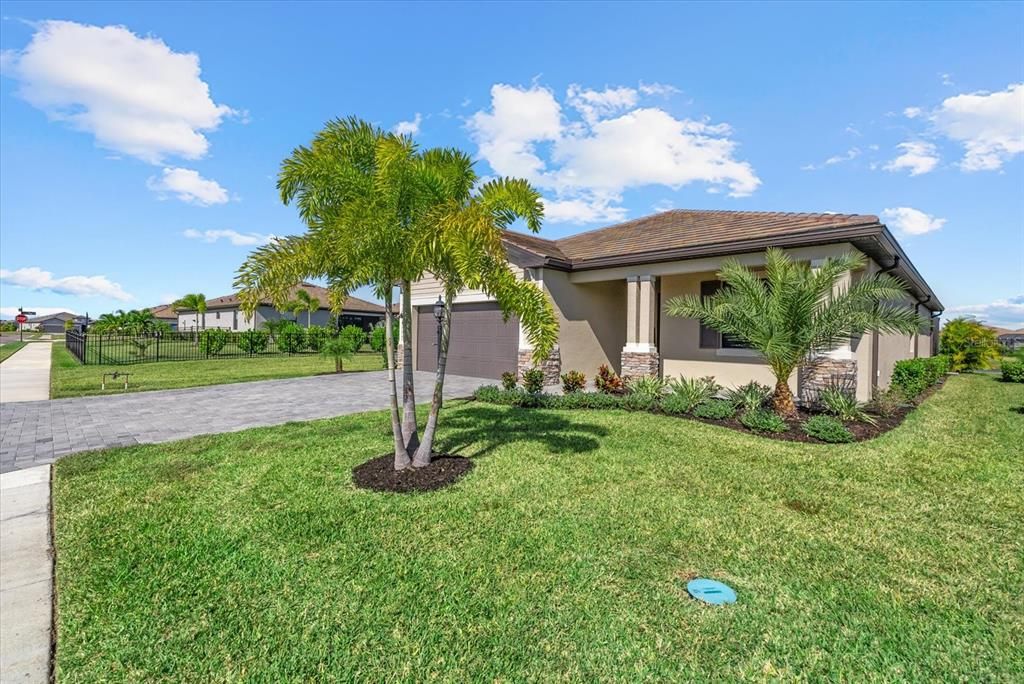 For Sale: $685,000 (3 beds, 3 baths, 1849 Square Feet)