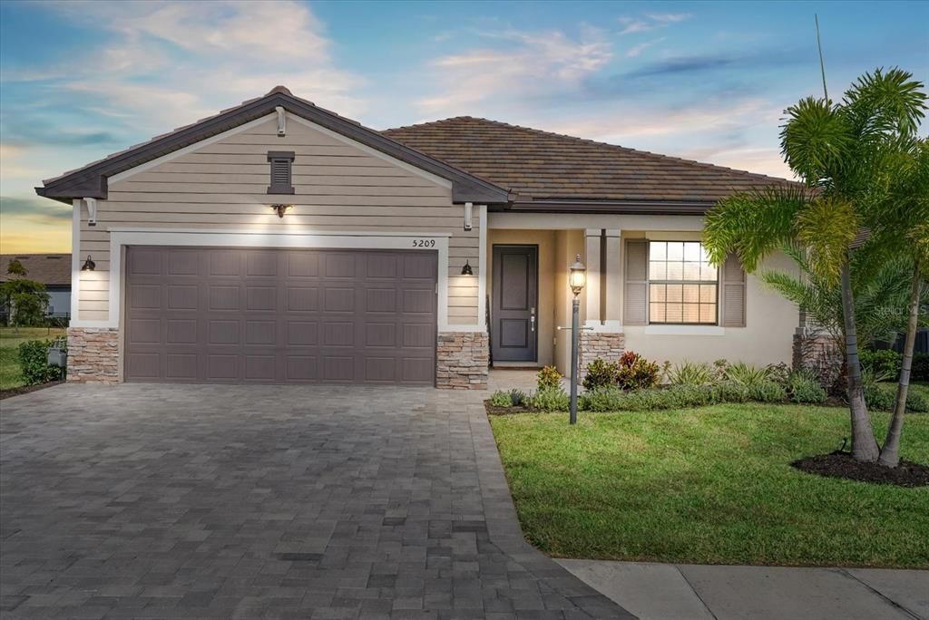 For Sale: $685,000 (3 beds, 3 baths, 1849 Square Feet)