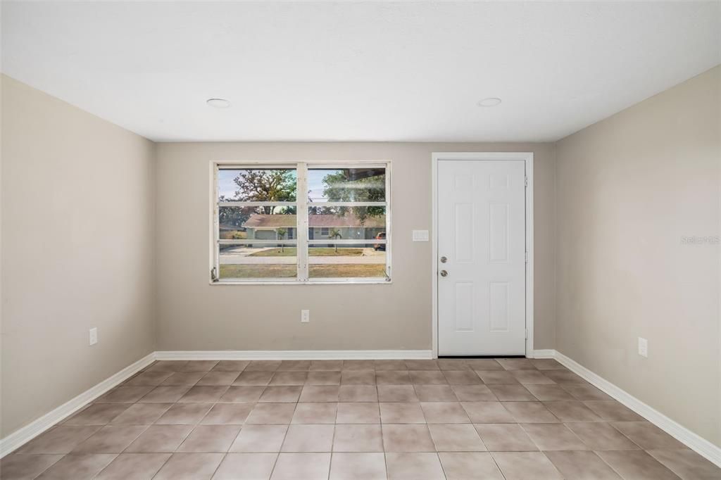 待售: $375,000 (4 贝兹, 2 浴室, 972 平方英尺)