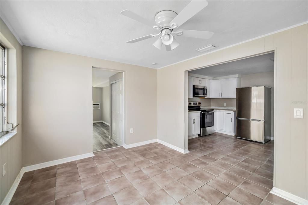 待售: $375,000 (4 贝兹, 2 浴室, 972 平方英尺)