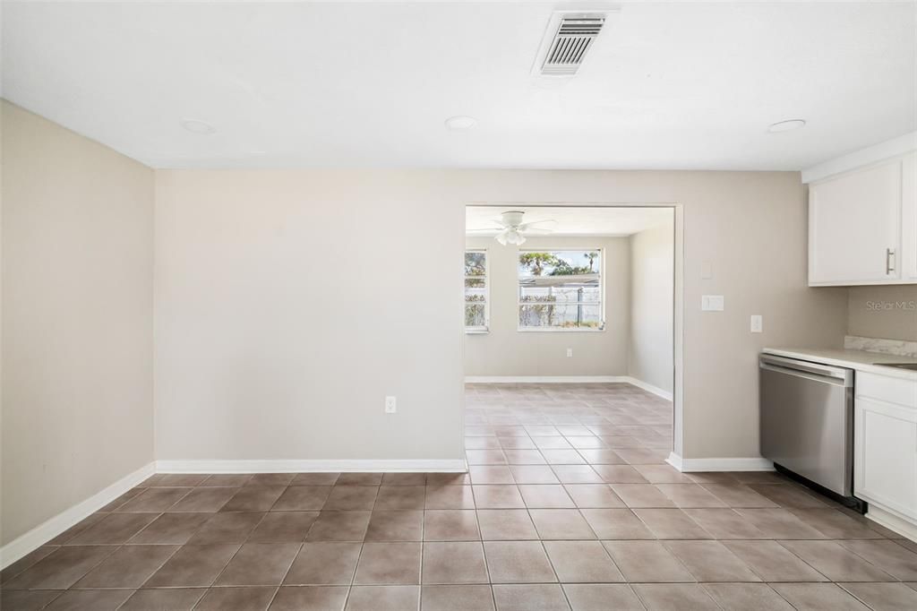 待售: $375,000 (4 贝兹, 2 浴室, 972 平方英尺)