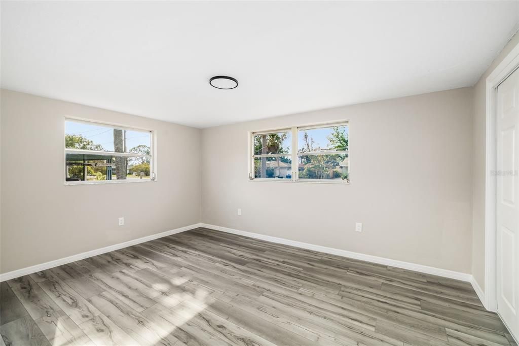 待售: $375,000 (4 贝兹, 2 浴室, 972 平方英尺)