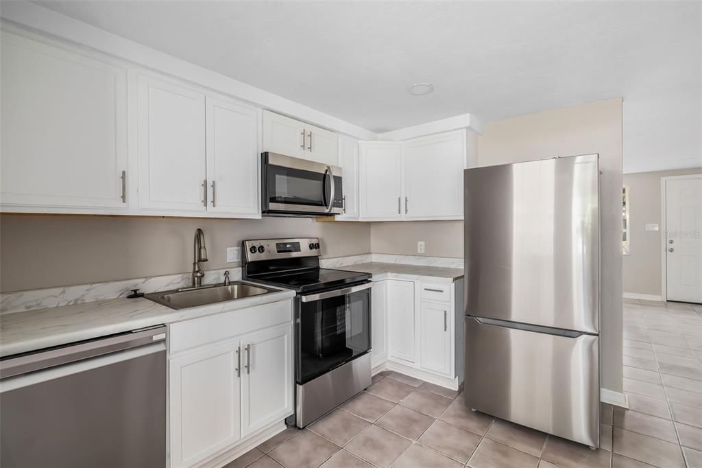 待售: $375,000 (4 贝兹, 2 浴室, 972 平方英尺)