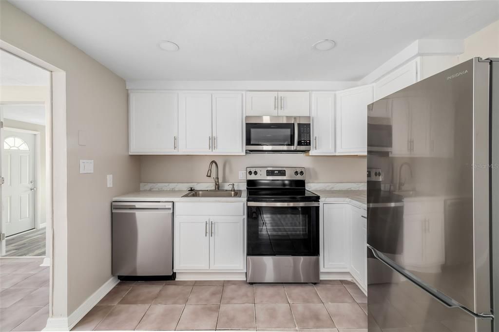 待售: $375,000 (4 贝兹, 2 浴室, 972 平方英尺)