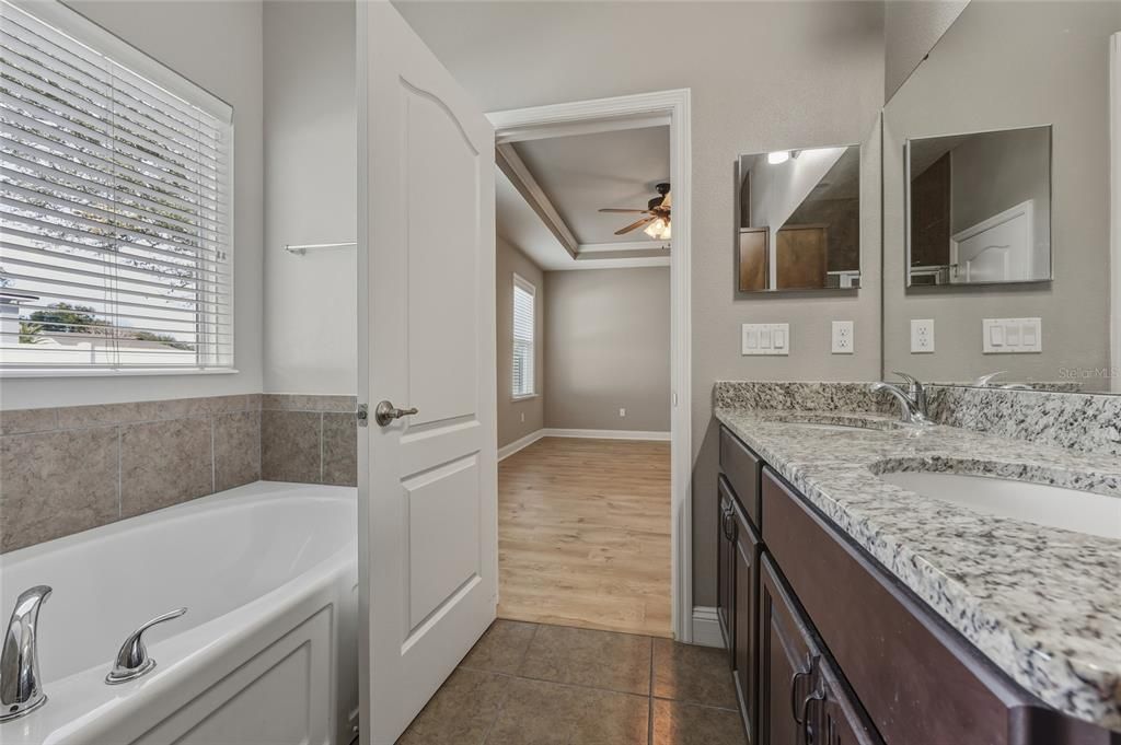 待售: $359,000 (3 贝兹, 2 浴室, 2438 平方英尺)