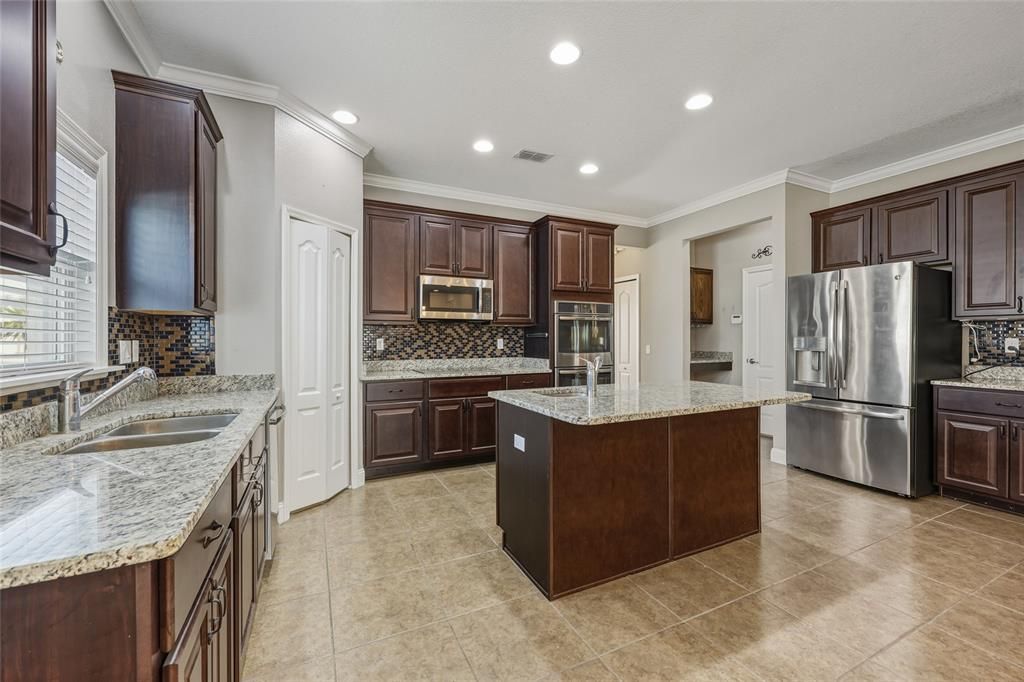 待售: $359,000 (3 贝兹, 2 浴室, 2438 平方英尺)