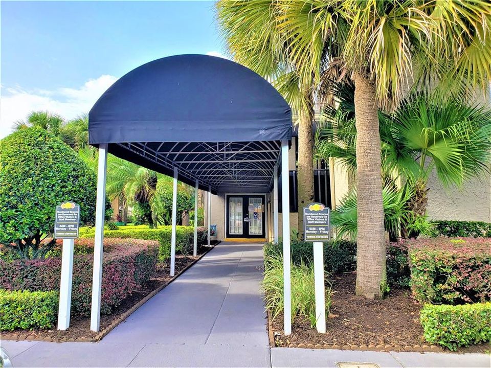 出租: $1,175 (1 贝兹, 1 浴室, 838 平方英尺)