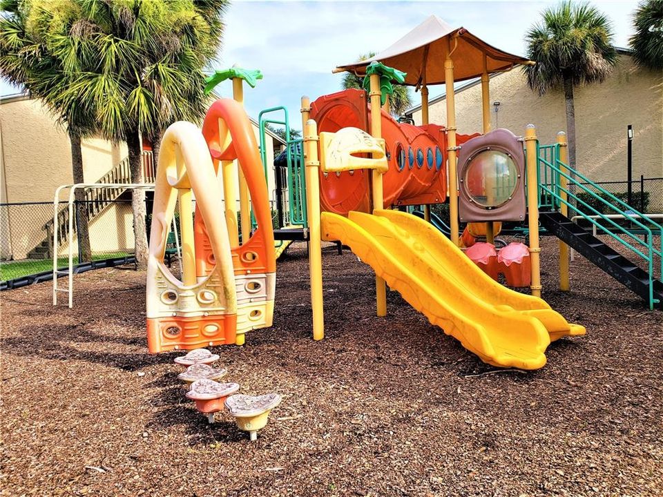 出租: $1,175 (1 贝兹, 1 浴室, 838 平方英尺)