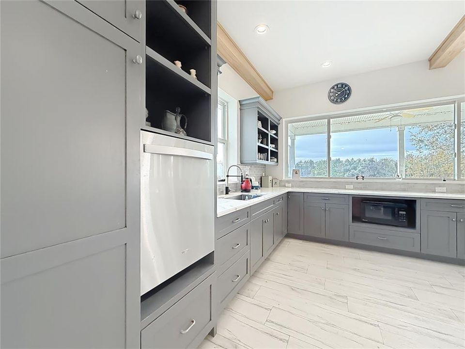 Active With Contract: $1,200,000 (2 beds, 1 baths, 1390 Square Feet)