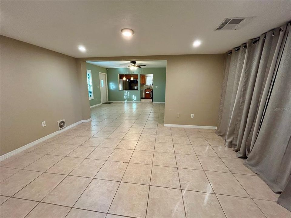 На продажу: $189,900 (2 спален, 1 ванн, 1124 Квадратных фут)