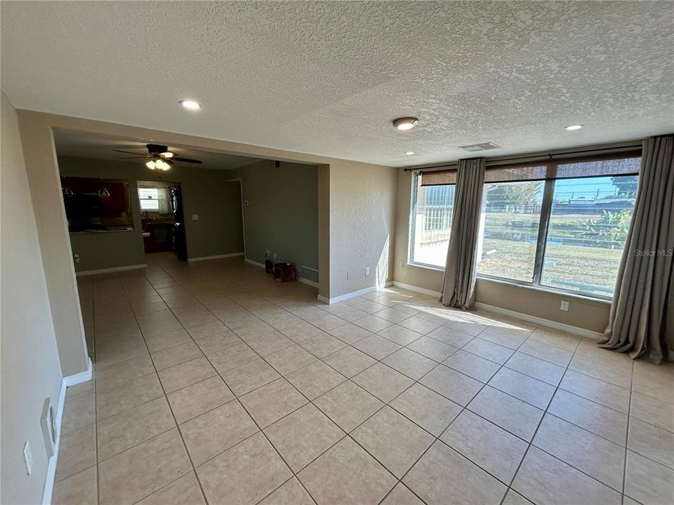 На продажу: $189,900 (2 спален, 1 ванн, 1124 Квадратных фут)