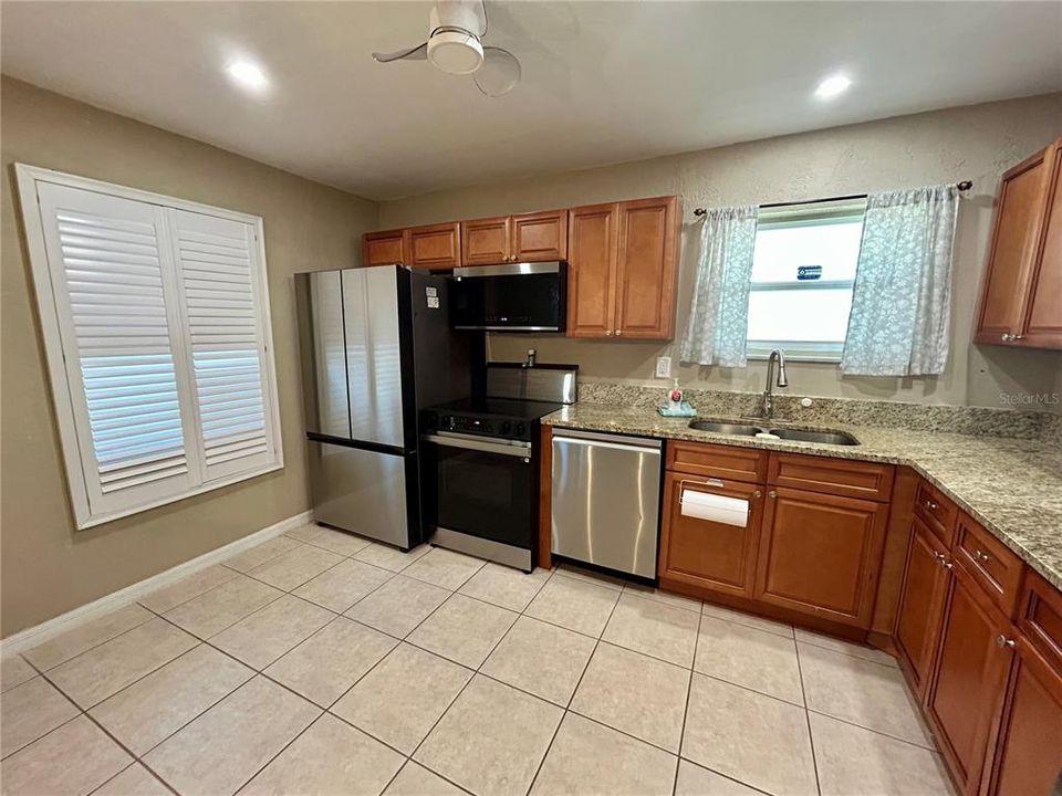 На продажу: $189,900 (2 спален, 1 ванн, 1124 Квадратных фут)