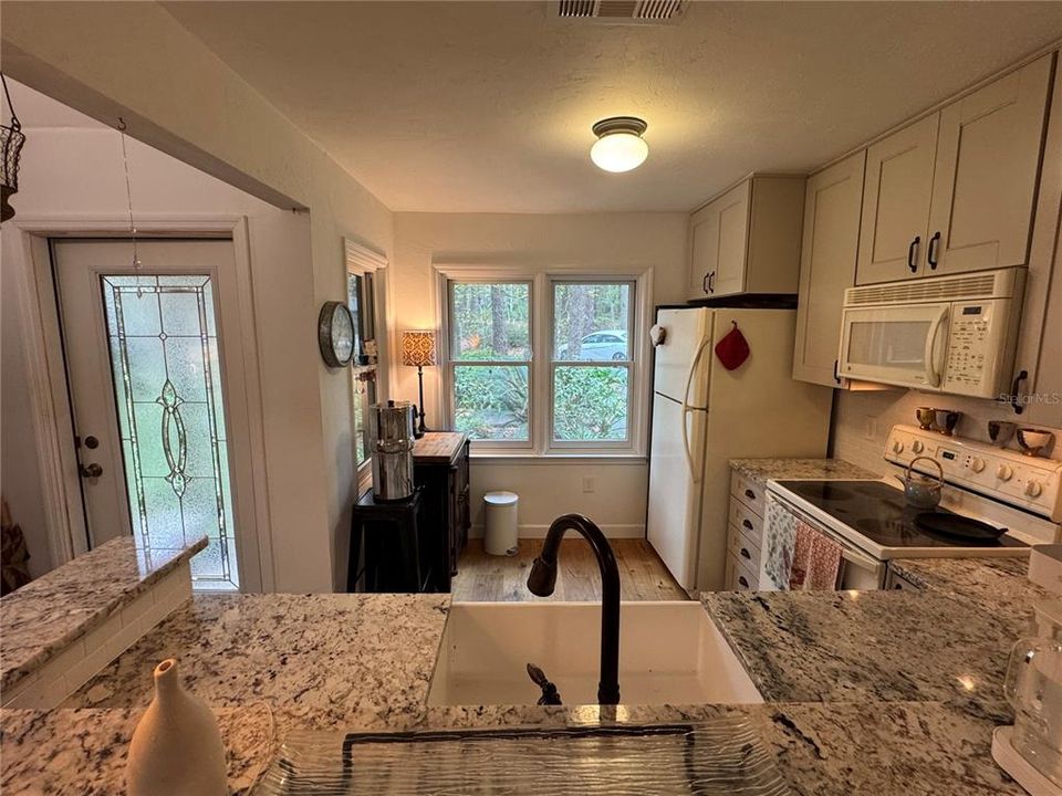 Active With Contract: $247,000 (2 beds, 2 baths, 1003 Square Feet)