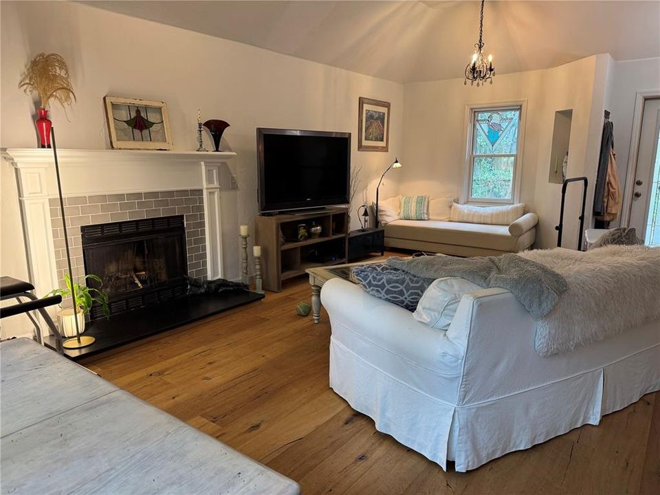 Active With Contract: $247,000 (2 beds, 2 baths, 1003 Square Feet)