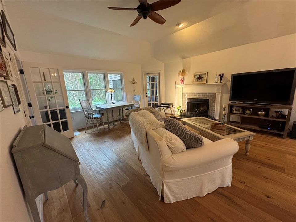 Active With Contract: $247,000 (2 beds, 2 baths, 1003 Square Feet)