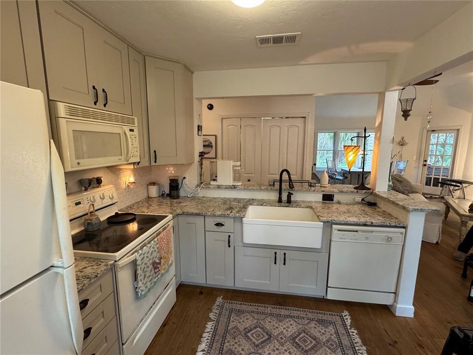 Active With Contract: $247,000 (2 beds, 2 baths, 1003 Square Feet)