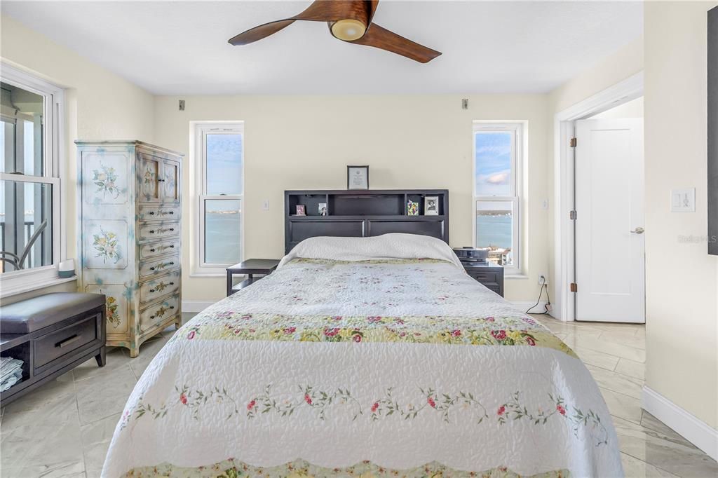 На продажу: $389,900 (2 спален, 2 ванн, 1175 Квадратных фут)