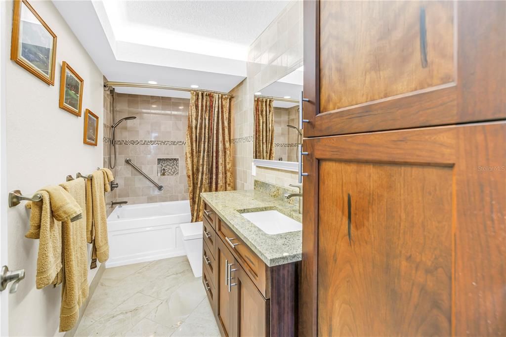 На продажу: $389,900 (2 спален, 2 ванн, 1175 Квадратных фут)