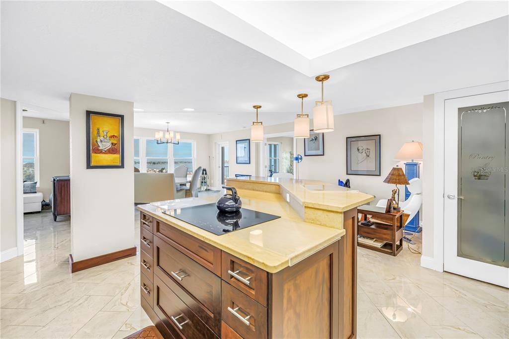 На продажу: $389,900 (2 спален, 2 ванн, 1175 Квадратных фут)