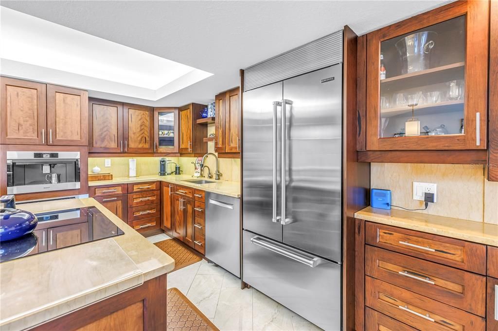 На продажу: $389,900 (2 спален, 2 ванн, 1175 Квадратных фут)