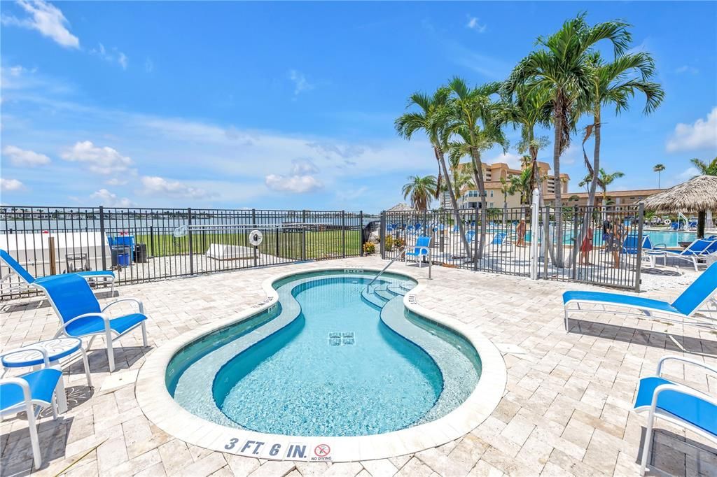 На продажу: $389,900 (2 спален, 2 ванн, 1175 Квадратных фут)