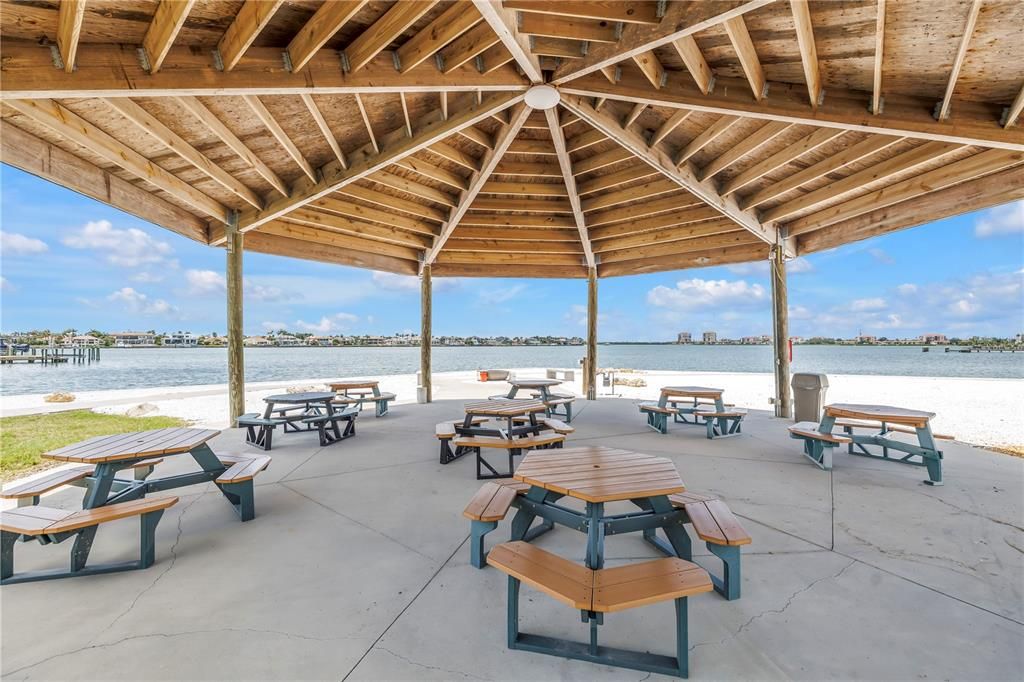 На продажу: $389,900 (2 спален, 2 ванн, 1175 Квадратных фут)