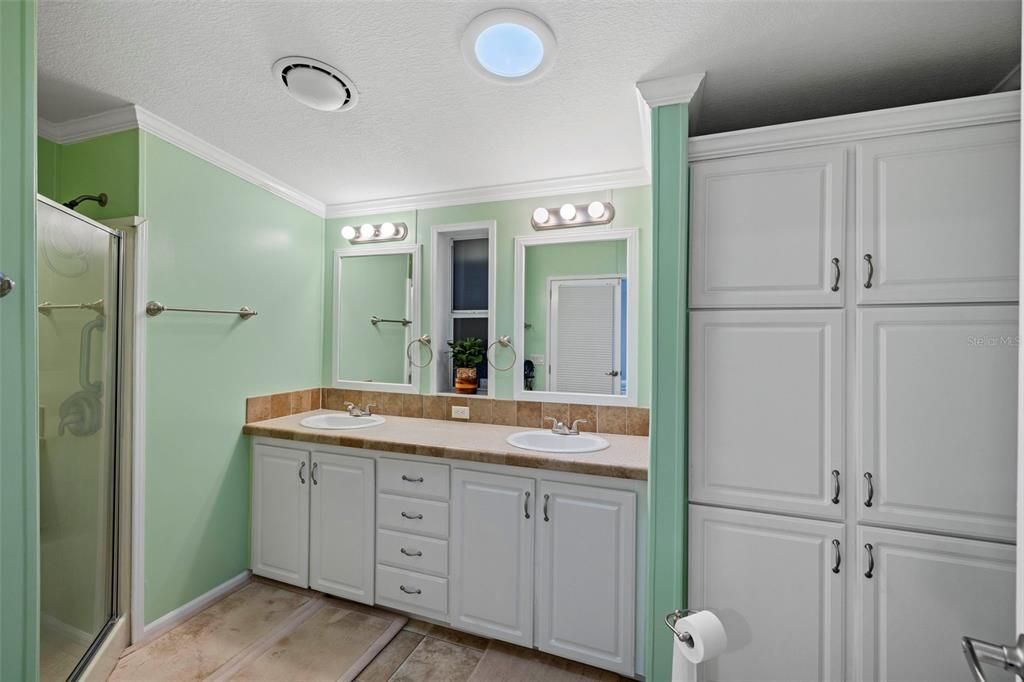 For Sale: $205,000 (3 beds, 2 baths, 1296 Square Feet)