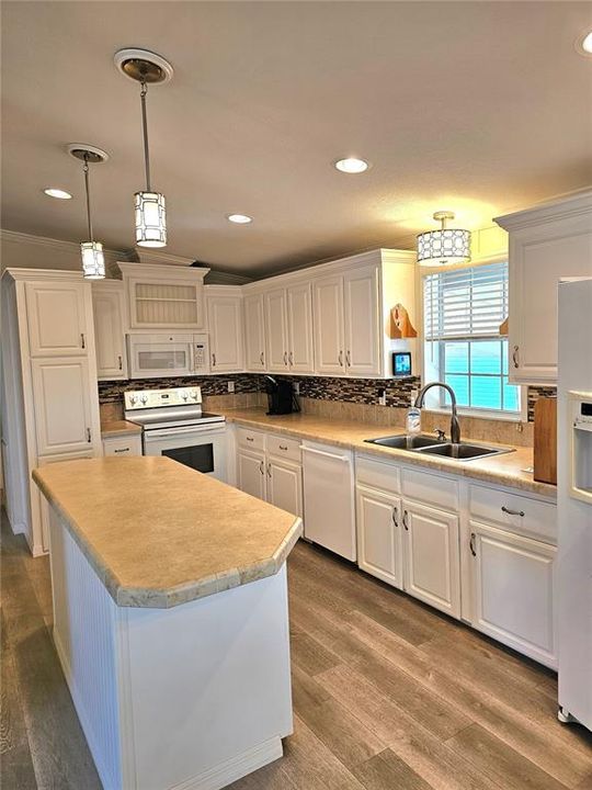 For Sale: $205,000 (3 beds, 2 baths, 1296 Square Feet)