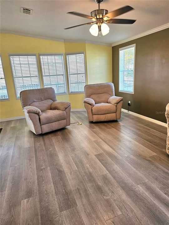 For Sale: $205,000 (3 beds, 2 baths, 1296 Square Feet)