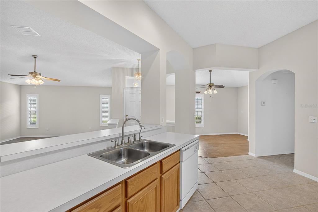 For Sale: $320,000 (2 beds, 2 baths, 1610 Square Feet)