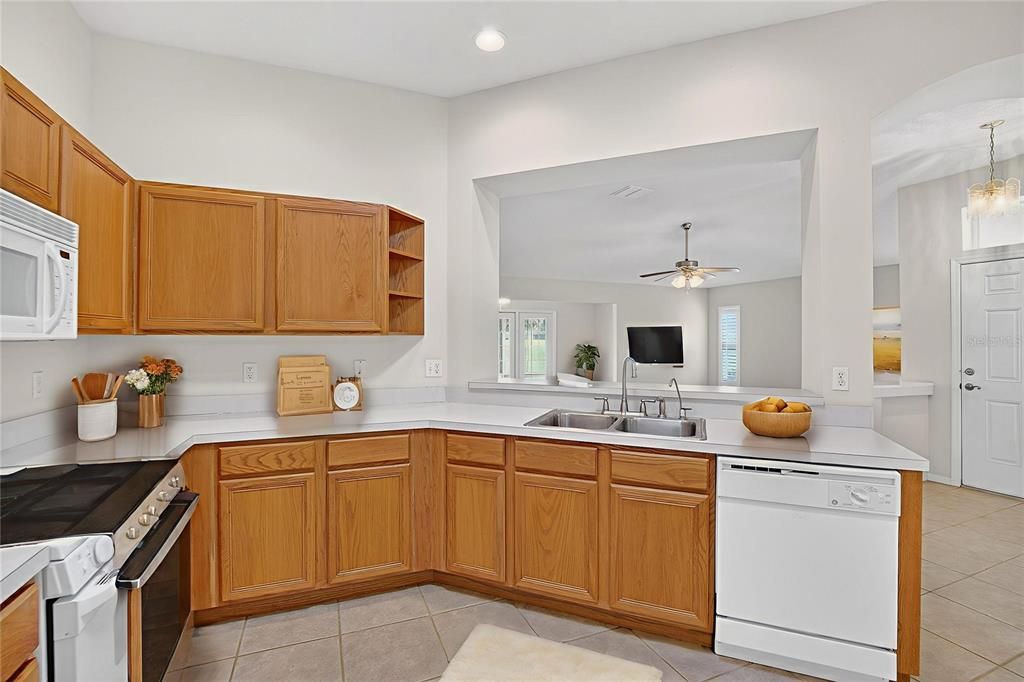 For Sale: $320,000 (2 beds, 2 baths, 1610 Square Feet)