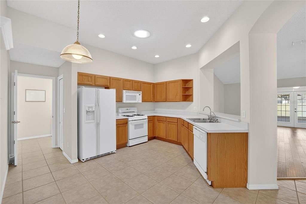 For Sale: $320,000 (2 beds, 2 baths, 1610 Square Feet)