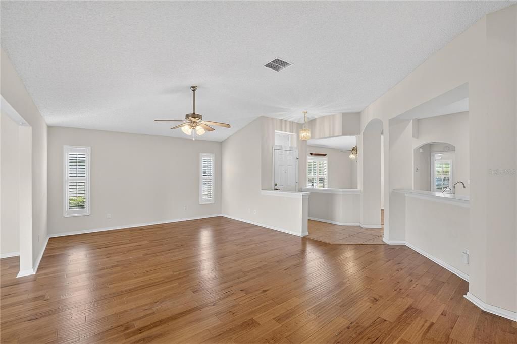 For Sale: $320,000 (2 beds, 2 baths, 1610 Square Feet)