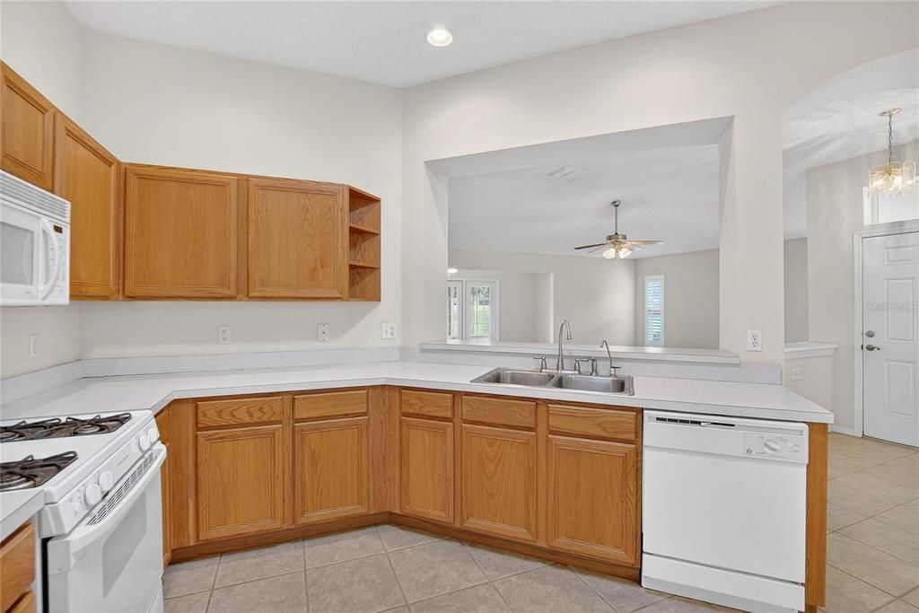 For Sale: $320,000 (2 beds, 2 baths, 1610 Square Feet)