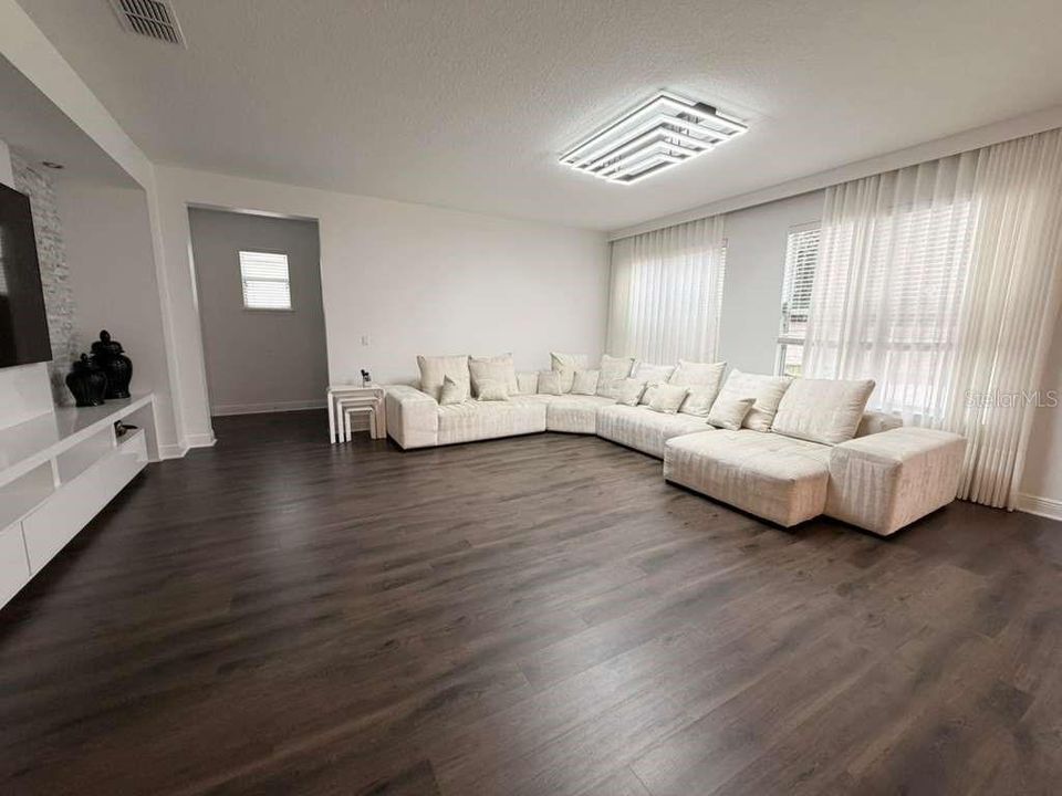 En Renta: $5,100 (5 camas, 3 baños, 3365 Pies cuadrados)