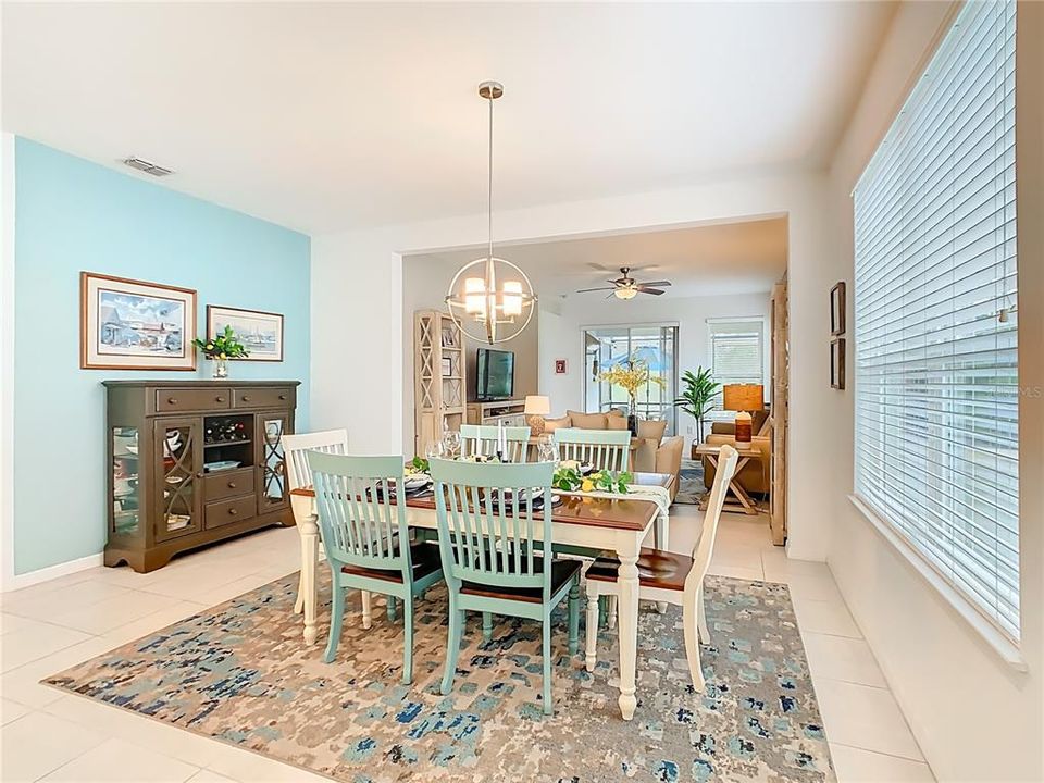 待售: $329,500 (2 贝兹, 2 浴室, 1703 平方英尺)