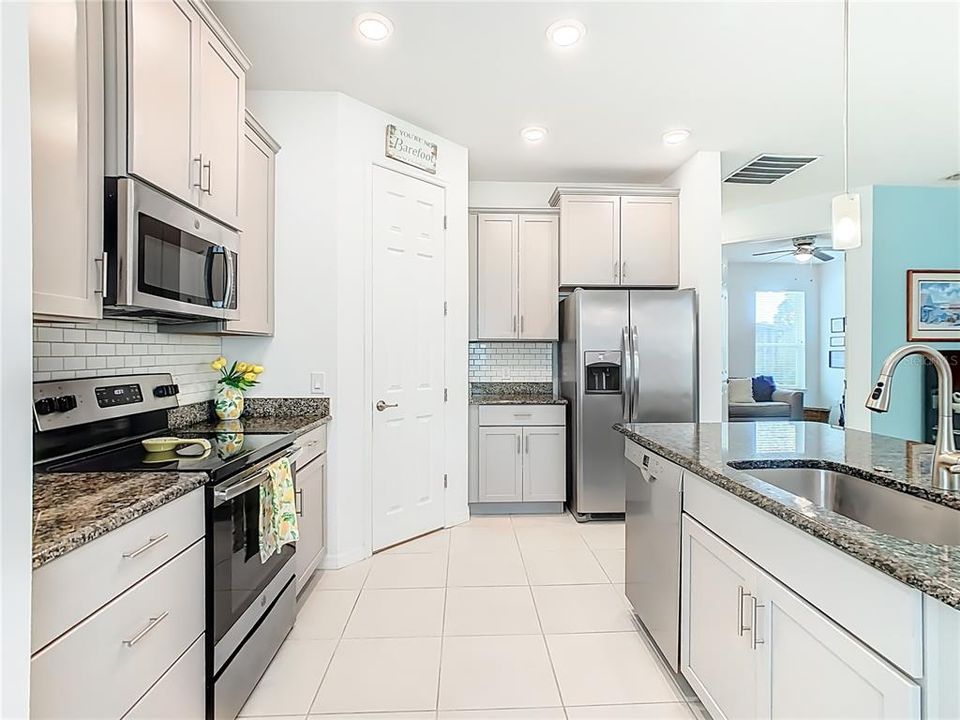 待售: $329,500 (2 贝兹, 2 浴室, 1703 平方英尺)