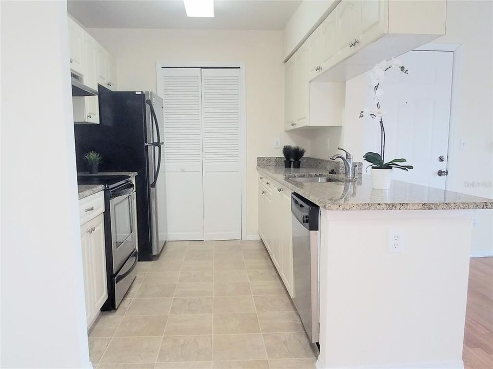 For Sale: $177,000 (2 beds, 1 baths, 810 Square Feet)